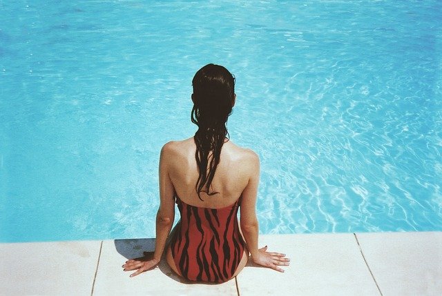 bruneta u bazénu