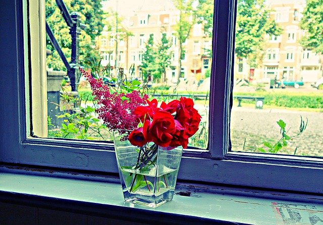 kytice na okně