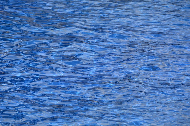 modrá vodní hladina